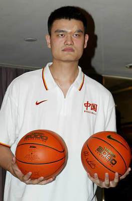图文-中国男篮出征香港 姚明手捧篮球出席发布会_篮球-CBA_NIKE新浪竞技风暴_新浪网